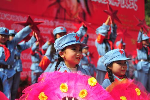10月30日,北川“八一”紅軍小學(xué)的學(xué)生在活動現(xiàn)場表演節(jié)目。新華社發(fā)(劉長龍 攝)