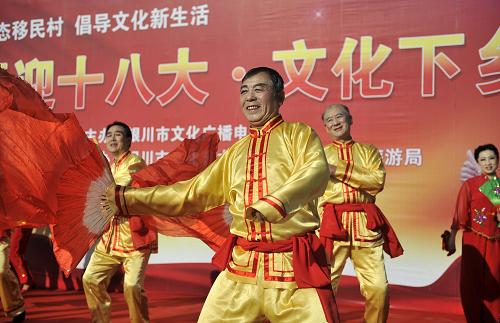 10月31日,銀川市老年大學(xué)的演員們?yōu)橐泼袢罕姳硌菸璧浮断彩露唷?。新華社記者 王鵬 攝