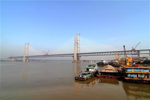 11月2日拍攝的全橋貫通的黃岡長(zhǎng)江大橋。新華社發(fā)