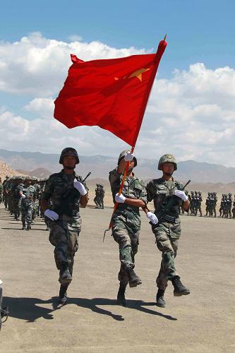 2012年6月14日,在塔吉克斯坦胡占德市郊外的“喬魯赫-代龍”靶場(chǎng),“和平使命—2012”反恐軍演的中方參演官兵接受檢閱。“和平使命—2012”是上合組織框架內(nèi)的第九次聯(lián)合反恐軍演。自2006年以來(lái),上合組織成員國(guó)執(zhí)法安全部門每年都要舉行聯(lián)合反恐演習(xí),聯(lián)合反恐演習(xí)逐步機(jī)制化,各方反恐怖戰(zhàn)術(shù)水平和成員國(guó)執(zhí)法安全合作的水平穩(wěn)步提高。從共同反恐、安全合作起步的上海合作組織,不但牢牢鞏固了這一領(lǐng)域的合作,而且把合作范圍持續(xù)擴(kuò)大。面對(duì)未來(lái),以互信、互利、平等、協(xié)商、尊重多樣文明、謀求共同發(fā)展的“上海精神”為核心的新安全觀、新合作觀、新發(fā)展觀、新文明觀,日益成為上合組織各成員國(guó)人民的共識(shí),成為新絲路之夢(mèng)的精神指針。新華社記者 李翔 攝