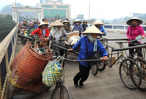 越南邊民通過(guò)中越河口公路大橋從越南老街省進(jìn)入我國(guó)云南省河口瑤族自治縣做生意(2009年12月17日攝)。10年來(lái),中國(guó)全面履行加入世貿(mào)組織的承諾,堅(jiān)定不移參與區(qū)域和國(guó)際經(jīng)濟(jì)合作,尋求自身發(fā)展與承擔(dān)力所能及的國(guó)際責(zé)任相結(jié)合,推動(dòng)全球貿(mào)易和投資自由化、便利化進(jìn)程。新華社記者 陳海寧 攝