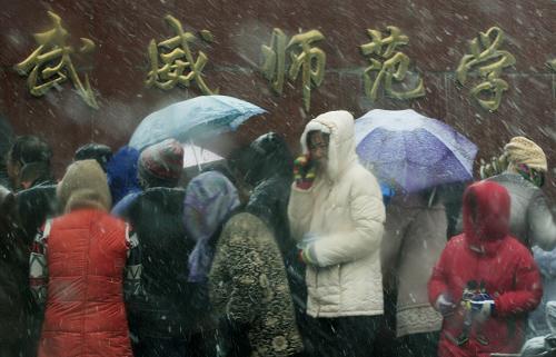 11月2日,在甘肅省武威市某小學(xué)門(mén)口,家長(zhǎng)們冒雪等待孩子放學(xué)。新華社發(fā)(姜愛(ài)平 攝)