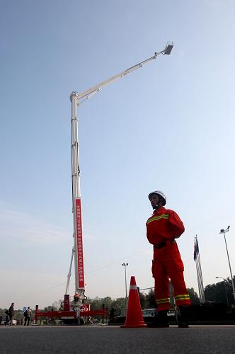 11月2日,101米消防登高車在武漢舉行的高層建筑滅火救援演練中亮相。新華社發(fā)