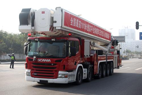 11月2日,101米消防登高車在武漢舉行的高層建筑滅火救援演練中亮相。新華社發(fā)