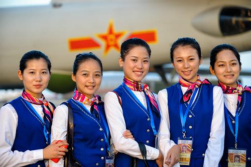 11月10日,來自空軍航空維修技術(shù)學(xué)院的學(xué)員在航展上參觀。新華社記者 楊光 攝