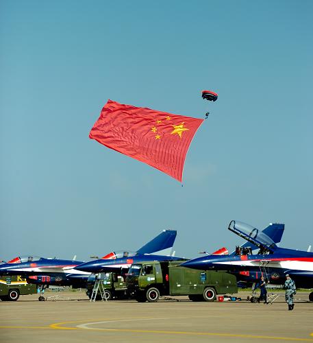 11月10日,空軍八一跳傘運(yùn)動大隊在珠海三灶機(jī)場進(jìn)行跳傘訓(xùn)練。新華社記者 楊光 攝