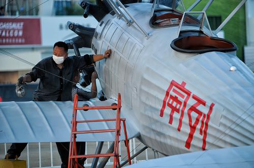 11月10日,工作人員在對“列寧”號飛機(jī)全尺寸模型噴漆。“列寧”號是紅軍繳獲的國民黨美制“柯塞”式偵察轟炸機(jī),也是中國人民解放軍空軍第一架飛機(jī)。新華社記者 楊光 攝