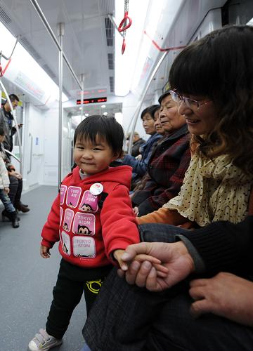 11月18日,市民在杭州地鐵一號線進(jìn)行免費試乘。當(dāng)日,杭州地鐵1號線開始為期4天的免費試乘體驗活動。自11月18日起至11月21日,杭州地鐵將向社會發(fā)放60萬張免費體驗券,開啟地鐵1號線免費試乘體驗活動。杭州地鐵1號線自2007年3月28日開工,經(jīng)過5年多的建設(shè),將于近期開通試運(yùn)營。新華社記者 鞠煥宗 攝