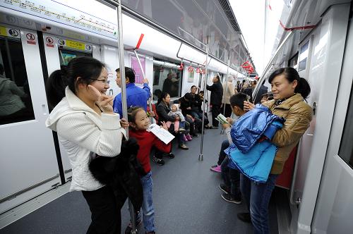 11月18日,幾位試乘杭州地鐵1號線的市民在車廂內(nèi)拍照留念。新華社記者 鞠煥宗 攝