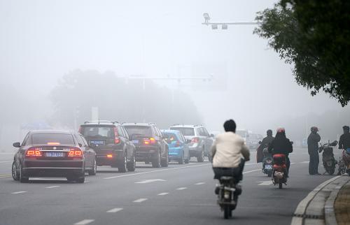 11月19日,車輛行駛在大霧籠罩下的贛江中大道。 江西省氣象臺19日早上發(fā)布大霧橙色預警,預計全省大部分地區(qū)將有大霧并將持續(xù)到中午前后。截至記者發(fā)稿時,南昌、九江、撫州、上饒四市局部已經(jīng)出現(xiàn)能見度小于500米的大霧。受其影響,江西省內(nèi)高速公路已全部封閉,暫時無法預計何時開通。 新華社記者 周科 攝