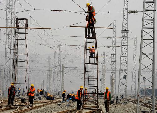 11月19日,工人在蘭州鐵路樞紐北編組站對電氣化設(shè)備進(jìn)行最后檢查和連接。新華社記者 聶建江 攝