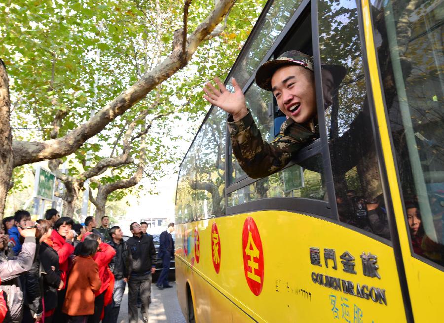 11月21日,山東即墨一名新兵在客車上和親友揮手告別。當(dāng)日,來自山東省即墨市的首批55名入伍新兵踏上征程,奔赴西藏拉薩等所屬部隊(duì),提前適應(yīng)高原氣候環(huán)境和部隊(duì)生活,開始他們保家衛(wèi)國(guó)的軍旅生涯。新華社發(fā)(寧友鵬 攝)