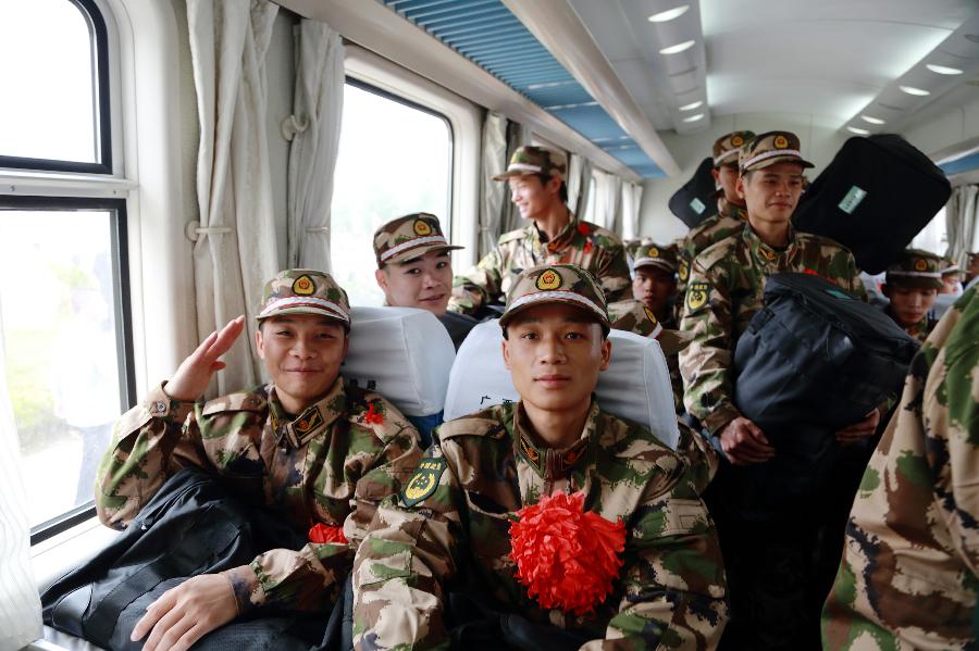 11月20日,廣西欽州市應(yīng)征入伍的進(jìn)藏新兵登上列車準(zhǔn)備起程。當(dāng)日,廣西欽州市舉行2012年度進(jìn)藏新兵歡送大會(huì),首批370名新兵奔赴西藏軍營(yíng),提前適應(yīng)高原氣候環(huán)境和部隊(duì)生活,開始他們保家衛(wèi)國(guó)的軍旅生涯。新華社發(fā)(許志干 攝)