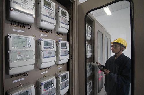 11月22日,國(guó)家電網(wǎng)山東省臨沂市郯城縣供電公司工作人員在郯北110kV變電站核對(duì)部分企業(yè)用電情況。國(guó)家電力監(jiān)管委員會(huì)日前發(fā)布消息稱,隨著發(fā)(用)電量增幅持續(xù)穩(wěn)步回升,全年全國(guó)電力供需將達(dá)到總體平衡。預(yù)計(jì)全年全社會(huì)用電量將達(dá)5萬(wàn)億千瓦時(shí)左右,用電量增速約為6%。新華社發(fā)(張春雷 攝)