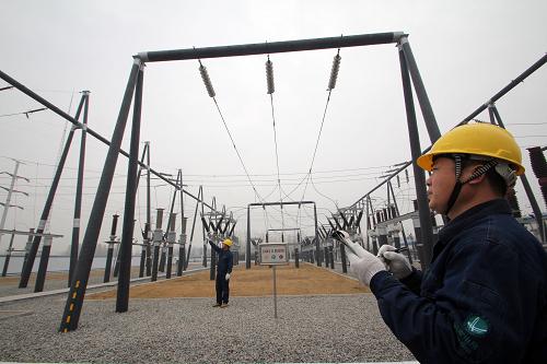 11月22日,國(guó)家電網(wǎng)山東省臨沂市郯城縣供電公司工作人員在郯北110kV變電站巡查設(shè)備。新華社發(fā)(張春雷 攝)