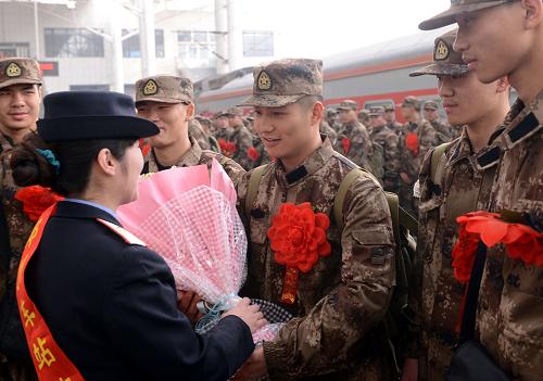 11月22日,鄭州火車站的一名工作人員為即將進(jìn)藏的新兵獻(xiàn)花。新華社記者 趙鵬 攝