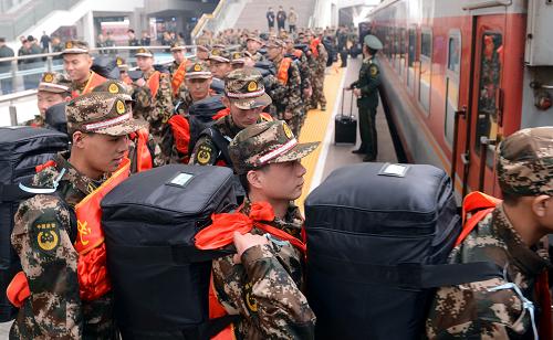 11月22日,一批進(jìn)藏新兵在鄭州火車站乘車。新華社記者 趙鵬 攝