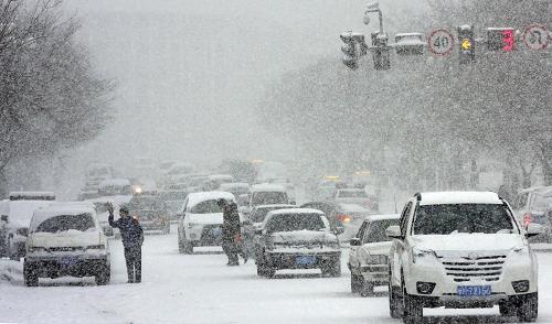11月26日,車輛冒雪行駛在阿勒泰市解放路上。當日,新疆阿勒泰地區(qū)普降中到大雪,局部暴雪。19日以來,阿勒泰地區(qū)開始出現(xiàn)持續(xù)降雪天氣,給交通和正在轉(zhuǎn)場的牧民帶來一定的影響。新華社發(fā)(張秀科 攝)