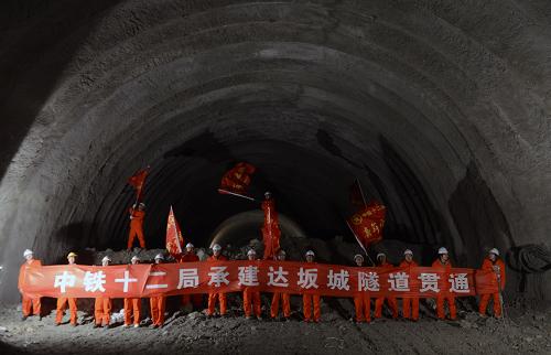 11月26日,中鐵十二局的施工人員在慶賀達(dá)坂城隧道貫通。 當(dāng)日12時(shí)許,蘭新鐵路第二雙線新疆段的重難點(diǎn)工程——達(dá)坂城隧道全線貫通,這意味著新疆境內(nèi)總長(zhǎng)19公里的14座隧道已全部貫通。達(dá)坂城隧道位于烏魯木齊市達(dá)坂城區(qū)老風(fēng)口境內(nèi),全長(zhǎng)4642米,是蘭新鐵路第二雙線新疆境內(nèi)最長(zhǎng)的隧道。蘭新鐵路第二雙線是目前世界上一次性建設(shè)里程最長(zhǎng)的高速鐵路,是國(guó)家實(shí)施西部大開發(fā)戰(zhàn)略的重點(diǎn)工程,線路正線全長(zhǎng)1776公里,計(jì)劃2014年底建成通車。新華社記者 趙戈 攝
