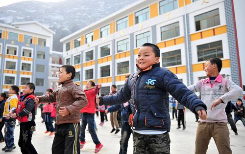 11月26日,舟曲峰迭新區(qū)新建成小學的學生們在做課間操。新華社記者 梁強 攝