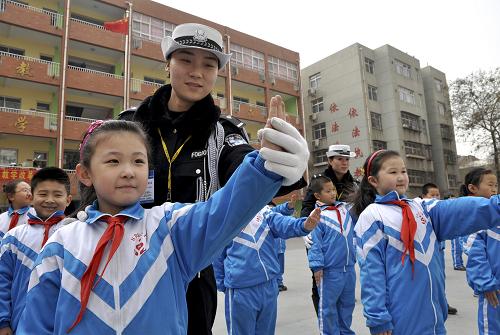11月29日,邯鄲交警支隊六大隊女子中隊的民警在指導(dǎo)叢臺小學(xué)的學(xué)生們學(xué)習(xí)了解交通指揮手勢。在12月2日首個“全國交通安全日”到來前夕,河北省邯鄲市交警支隊六大隊女子中隊民警走進邯鄲市叢臺區(qū)叢臺小學(xué),為孩子們普及交通安全常識。民警通過交通手勢的現(xiàn)場展示以及交通標(biāo)志介紹等,幫助孩子們正確理解“道路交通語言”,提高安全意識,養(yǎng)成文明出行的習(xí)慣。新華社發(fā)(郝群英 攝)