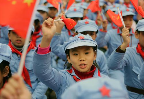 11月29日,紅軍小學(xué)的學(xué)生在儀式現(xiàn)場(chǎng)高唱《紅軍小學(xué)校歌》。新華社發(fā)(萬象攝)