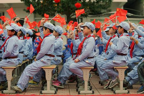 11月29日,紅軍小學(xué)的學(xué)生在儀式現(xiàn)場(chǎng)觀看文藝演出。新華社發(fā)(萬象攝)