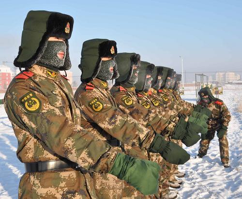 11月29日,在內(nèi)蒙古額爾古納市,武警額爾古納市邊防大隊(duì)的官兵們在寒風(fēng)中堅(jiān)持訓(xùn)練。新華社發(fā)(王偉 攝)