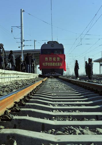 11月29日,57001次貨運(yùn)列車即將駛離哈密南站。當(dāng)日12時(shí)26分,隨著由哈密開往羅布泊的57001次貨運(yùn)列車緩緩地駛離站臺(tái),向著羅布泊的方向進(jìn)發(fā),從此“死亡之海”羅布泊告別了不通火車的歷史。通往羅布泊的新疆哈(密)羅(布泊)鐵路,北起蘭新鐵路第二雙線哈密南火車站,途經(jīng)花園鄉(xiāng)、南湖、沙哈、巴特、鰱魚山、黑龍峰、多頭山、東臺(tái)地、羅中9個(gè)車站,直達(dá)羅布泊中心。設(shè)計(jì)技術(shù)標(biāo)準(zhǔn)為國(guó)家Ⅱ級(jí)單線鐵路,內(nèi)燃牽引,預(yù)留電化條件,規(guī)劃輸送能力為貨運(yùn)每年3000萬(wàn)噸。哈羅鐵路的建設(shè)對(duì)于開發(fā)沿線礦產(chǎn)資源、特別是對(duì)鉀肥資源開發(fā)、緩解我國(guó)鉀肥資源不足及加快新疆經(jīng)濟(jì)發(fā)展具有重要意義。今后,哈羅鐵路還將與哈密—內(nèi)蒙古臨河鐵路相連,成為疆煤外運(yùn)的北翼通道,擔(dān)負(fù)起新疆煤炭資源輸出的重要任務(wù)。此外,哈羅鐵路還將與正在規(guī)劃建設(shè)中的庫(kù)爾勒—若羌—格爾木鐵路相接,形成新疆與西北、西南地區(qū)客貨運(yùn)輸?shù)男峦ǖ?。新華社記者 江文耀 攝