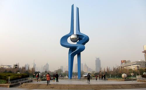 11月30日,灰霾散去后,濟南市民在市中心的泉城廣場散步,這里是PM2.5數(shù)據(jù)監(jiān)測點之一。濟南市將于今年12月份開始在市環(huán)保局官方網站公布PM2.5環(huán)境監(jiān)測數(shù)據(jù)。據(jù)了解,濟南市環(huán)保部門從今年7月開始在全市16個環(huán)境監(jiān)測站建立起PM2.5監(jiān)測,12月正式開始公布后更新頻率為每小時一次。新華社記者徐速繪攝