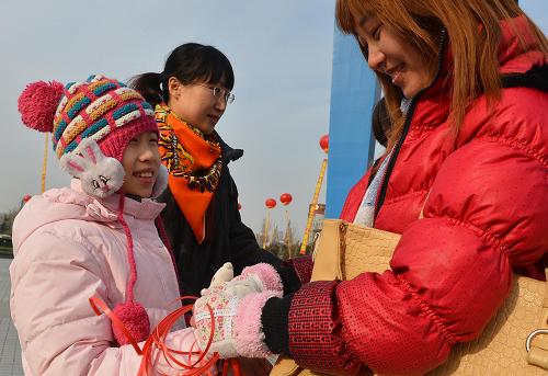 12月1日,山東醫(yī)專的志愿者為市民系上寓意消除偏見的紅絲帶。 當日是第25個“世界艾滋病日”,濟南市志愿者走上街頭向市民宣傳艾滋病防治知識,加強預防、消除偏見。今年的“世界艾滋病日”主題是“行動起來,向‘零’艾滋邁進”。 新華社記者朱崢攝