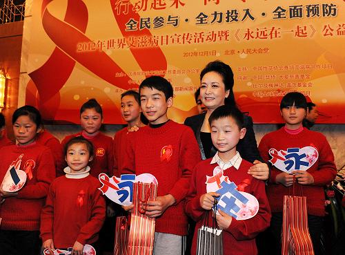 12月1日,世界衛(wèi)生組織艾滋病防治親善大使、衛(wèi)生部預(yù)防艾滋病宣傳員彭麗媛與參與公益短片《永遠(yuǎn)在一起》的青少年一起參加世界艾滋病日宣傳活動(dòng)。該片倡導(dǎo)社會(huì)各界共同關(guān)心和幫助受艾滋病影響的兒童,呼吁更多人關(guān)愛、不歧視艾滋病病毒感染者和病人,為抗擊艾滋病作出貢獻(xiàn)。新華社記者何俊昌攝
