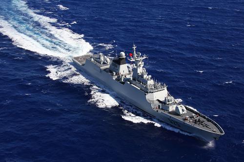 12月1日,參與訓(xùn)練的馬鞍山艦趕往“事發(fā)”海域。新華社發(fā)(琚振華 攝)