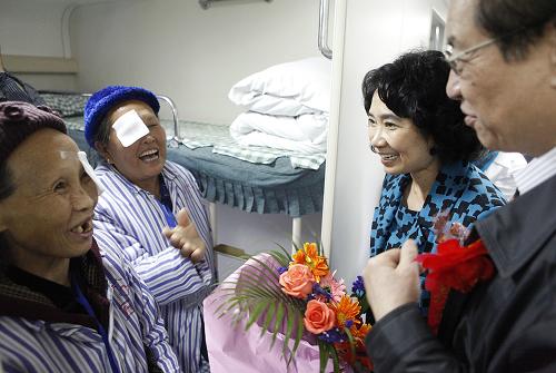 12月1日,在廣西百色市平果縣,健康快車創(chuàng)會(huì)主席方黃吉雯(右二)探望接受免費(fèi)白內(nèi)障復(fù)明手術(shù)的老人。新華社記者 王申 攝