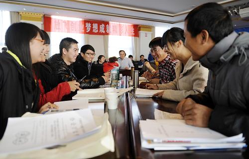 12月3日,在寧夏銀川光彩學院,大學生“村官”在進行面對面的交流。當日,寧夏銀川市的50余名大學生“村官”齊聚一堂,參加“創(chuàng)業(yè)先鋒”訓練營。此次訓練營歷時5天4夜,針對大學生“村官”開展創(chuàng)業(yè)培訓,以使其具備創(chuàng)業(yè)的基本知識技能與心理素質(zhì)、自我評估創(chuàng)業(yè)項目的能力并了解企業(yè)的基本運營狀況。大學生“村官”任職期滿后的出路問題一直受到社會的關(guān)注,開展大學生“村官”創(chuàng)業(yè)培訓就是要讓一批有創(chuàng)業(yè)精神的有志青年找到適合自己的方向,實現(xiàn)以創(chuàng)業(yè)帶動就業(yè)。新華社記者 李然 攝