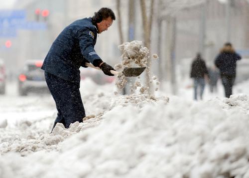 12月3日,一名男子在遼寧省沈陽市街頭清理積雪。新華社發(fā)(張文魁 攝)
