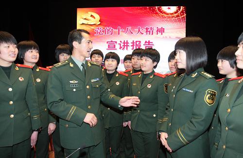 12月4日,十八大代表、“中國(guó)武警十大忠誠衛(wèi)士”范寶輝與武警北京總隊(duì)通信中隊(duì)官兵交流學(xué)習(xí)體會(huì)。新華社發(fā)(李光印 攝)