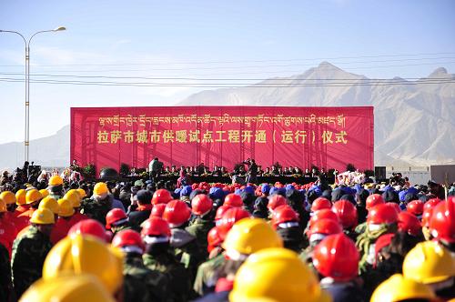 12月5日,拉薩市城市供暖試點(diǎn)工程開通(運(yùn)行)儀式在拉薩市國(guó)家級(jí)經(jīng)濟(jì)開發(fā)區(qū)舉行。當(dāng)日,拉薩市城市供暖試點(diǎn)工程開通(運(yùn)行)儀式在拉薩市國(guó)家級(jí)經(jīng)濟(jì)開發(fā)區(qū)舉行。拉薩供暖試點(diǎn)工程于2012年4月開工,目前已按計(jì)劃讓全市40%的家庭用上暖氣,預(yù)計(jì)2013年實(shí)現(xiàn)供暖全覆蓋。新華社發(fā)(劉坤攝)