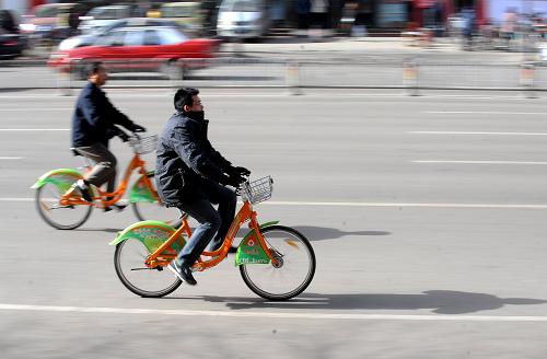 太原市民騎著公共自行車出行(11月28日攝)。2012年9月以來,山西省太原市一直在大規(guī)模建設公共自行車租賃點,倡導市民綠色、低碳出行,為市民出行提供便利。截至11月底,491個公共自行車租賃點已經建成并投入使用,1.1萬余輛公共自行車正式“上路”,租騎次數(shù)達到300多萬人次。公共自行車的使用不僅緩解了因機動車過多造成的交通擁堵和困擾城市公交的“最后一公里”難題,也讓人們的出行更加低碳綠色。新華社記者 燕雁 攝