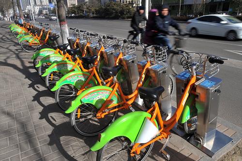 12月5日,市民經過山西省太原市長風街一處公共自行車租賃點。新華社記者 詹彥 攝