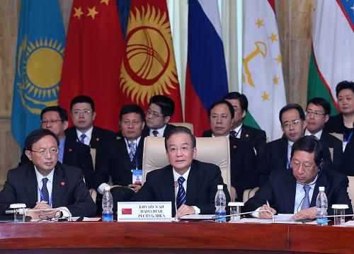 12月5日,上海合作組織成員國總理第十一次會(huì)議在吉爾吉斯斯坦首都比什凱克舉行。國務(wù)院總理溫家寶出席大、小范圍會(huì)談并發(fā)表講話。這是溫家寶出席大范圍會(huì)談。新華社記者 龐興雷 攝