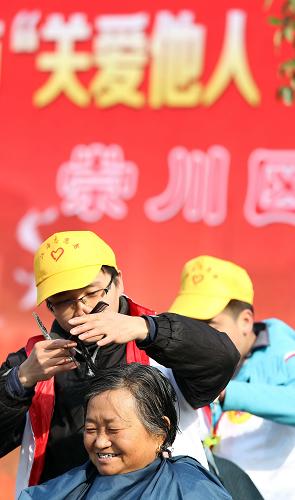 12月5日,志愿者在“關(guān)愛他人 冬日送暖”志愿服務(wù)大行動學(xué)田公園服務(wù)點為社區(qū)居民理發(fā)。新華社發(fā)(黃哲 攝)