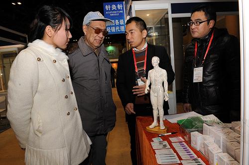12月6日,來賓在參展商的幫助下了解針灸針的使用。當(dāng)日,由中華中醫(yī)藥學(xué)會(huì)、北京中醫(yī)藥學(xué)會(huì)等單位聯(lián)合舉辦的“第二屆中國中醫(yī)藥文化與產(chǎn)業(yè)博覽會(huì)”在北京展覽館舉行。博覽會(huì)旨在弘揚(yáng)中醫(yī)藥文化、激發(fā)中醫(yī)藥文化創(chuàng)新、提高中醫(yī)藥健康服務(wù)水平,促進(jìn)國內(nèi)外傳統(tǒng)醫(yī)藥界在學(xué)術(shù)領(lǐng)域的交流與合作。博覽會(huì)除承襲上屆百年品牌老店中醫(yī)藥文化展示,還新增了中藥保健產(chǎn)品特別是中醫(yī)膏方中藥膏滋的展覽,并突出首都地產(chǎn)中藥材和全國道地中藥材文化的交流與推廣。博覽會(huì)開辟了“中醫(yī)專家保健咨詢區(qū)”,為來賓免費(fèi)提供專業(yè)的中醫(yī)藥診療健康咨詢服務(wù)及養(yǎng)生保健講座。新華社記者 何俊昌 攝