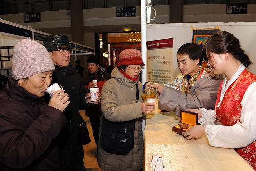 12月6日,來賓品嘗“藏紅花”飲品。新華社記者 何俊昌 攝