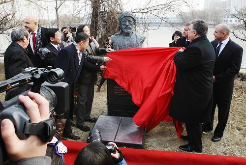這是阿塞拜疆詩(shī)人尼扎米·甘賈維雕塑揭幕現(xiàn)場(chǎng)(12月6日攝)。12月6日,為紀(jì)念阿塞拜疆共和國(guó)與中華人民共和國(guó)建交20周年,由中國(guó)雕塑家袁熙坤創(chuàng)作的阿塞拜疆偉大的詩(shī)人、學(xué)者、思想家尼扎米·甘賈維雕塑在北京金臺(tái)藝術(shù)館揭幕。新華社發(fā)(李方宇 攝)