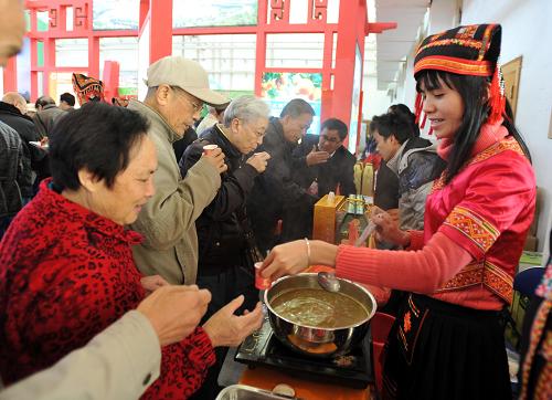 12月6日,在第三屆廣西名特優(yōu)農(nóng)產(chǎn)品交易會(huì)現(xiàn)場(chǎng),市民在品嘗油茶。新華社記者 陸波岸 攝