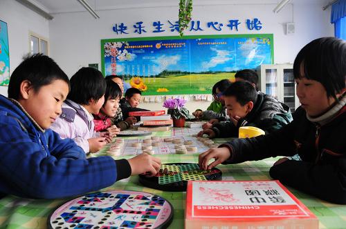 12月6日,幾名留守兒童在張掖市甘州區(qū)黨寨鎮(zhèn)中心學(xué)校的留守兒童之家開展活動(dòng)。新華社記者 范培珅 攝