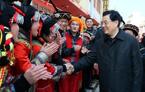 12月1日至6日,國家主席胡錦濤在貴州考察工作。這是胡錦濤在畢節(jié)市普底彝族小鎮(zhèn)向各族群眾親切致意。新華社記者 鞠鵬 攝