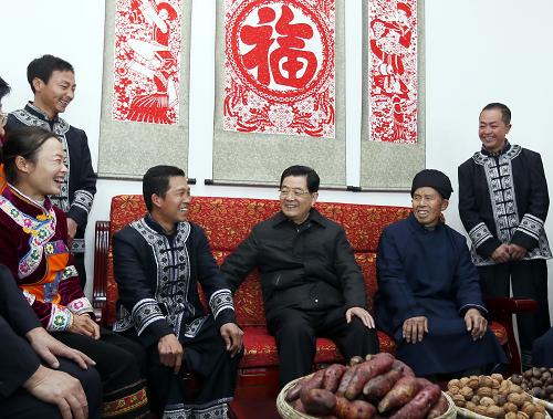 這是胡錦濤在畢節(jié)市黔西縣烏騾壩村親切看望布依族村民潘安平一家。新華社記者 鞠鵬 攝