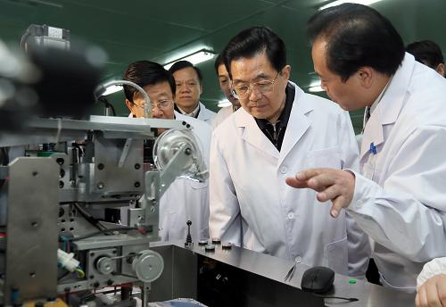 這是胡錦濤在裕能科爾微電子股份有限公司深入了解企業(yè)技術(shù)創(chuàng)新情況。新華社記者 鞠鵬 攝